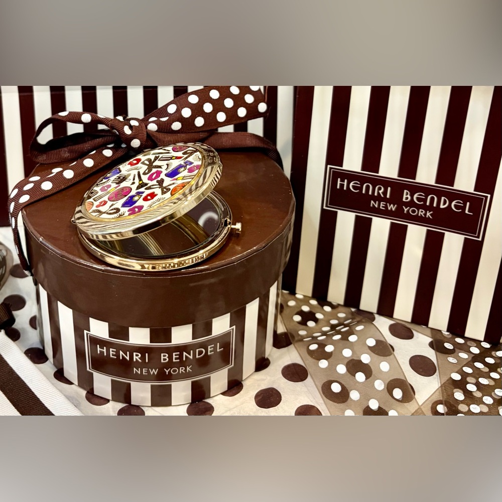 NWT HENRI BENDEL Floral Gold-Tone Round Compact Mirror. No scratches. Perfect. - Picture 3 of 6